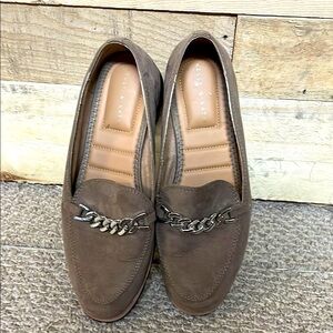 Kelly & Katie size 8.5M Taupe Colored Bexley Loafers with Chain Accent
